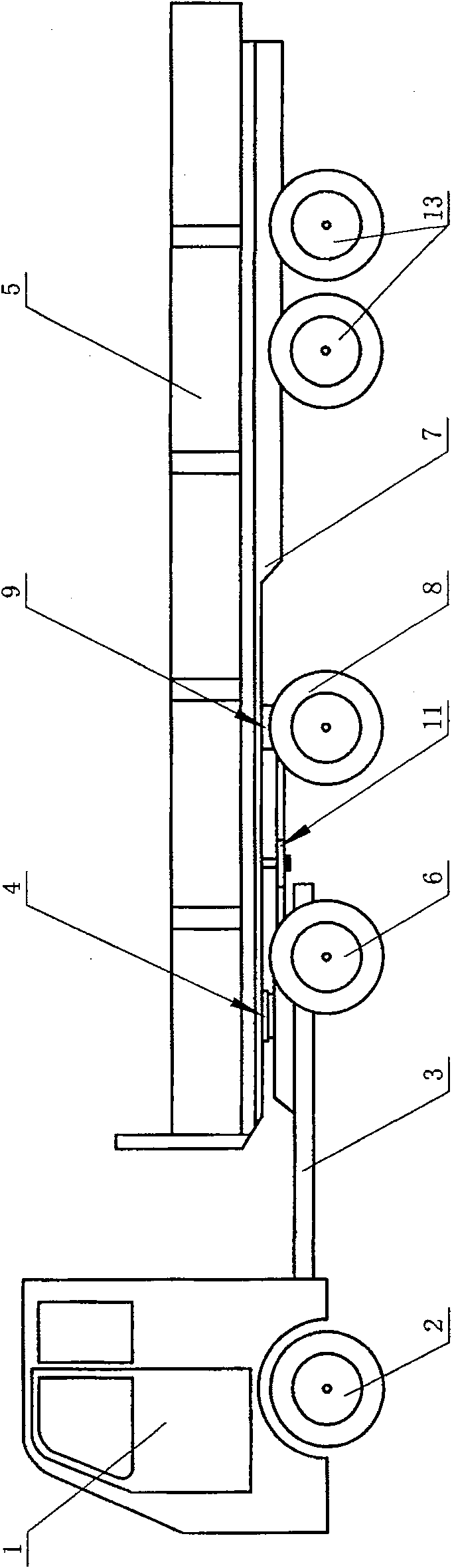 Semi-trailer with automatic synchronization steering mechanism