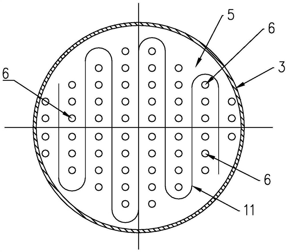 Molten salt storage tank with leakage detection and thermal compensation device