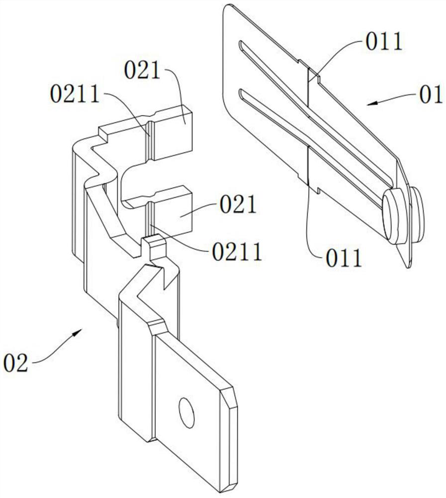 Automatic assembling mechanism for moving contact piece and COM terminal in microswitch