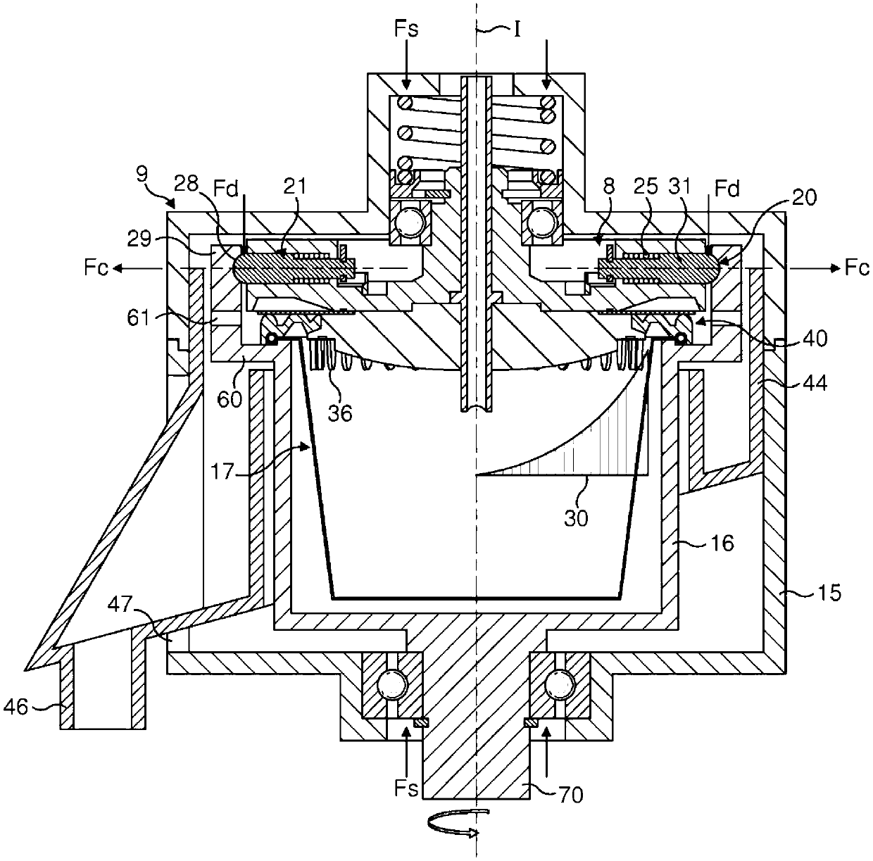 Device for preparing a beverage by centrifugation