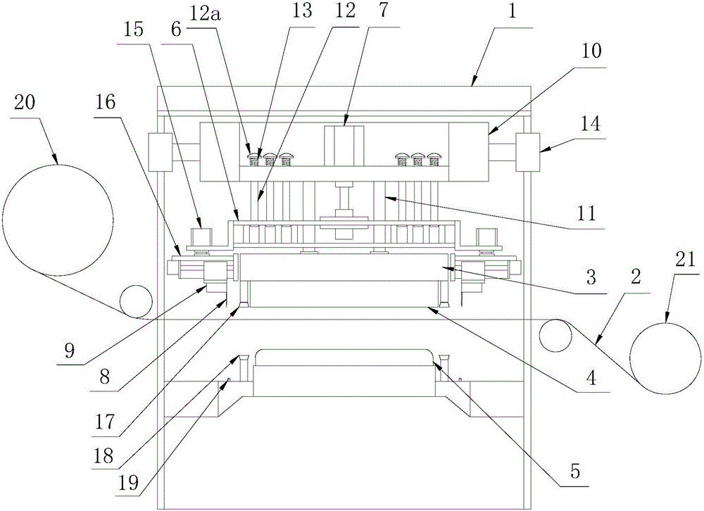 Heat transfer film cutting device with function of freely regulating cutters