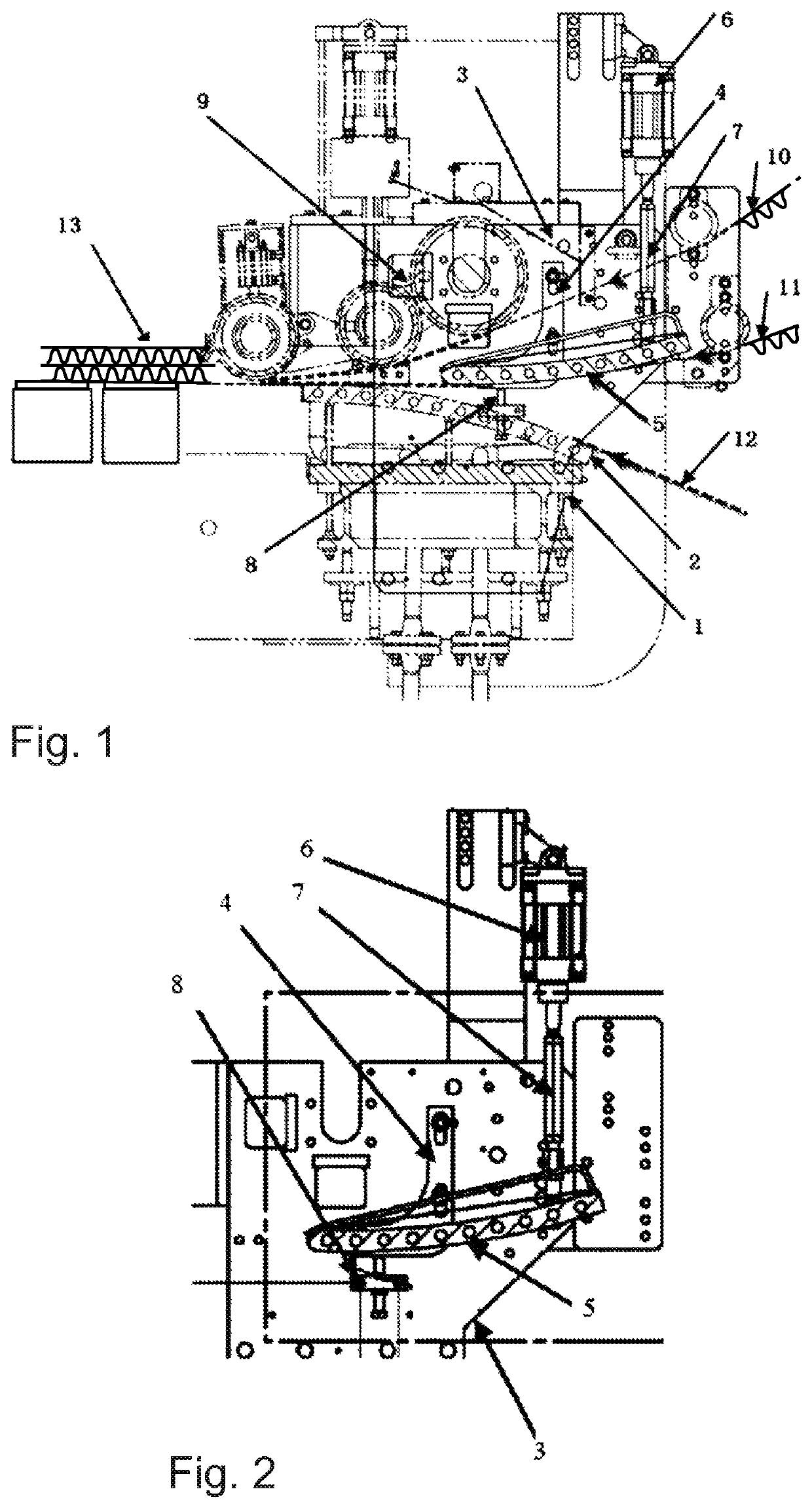 Heating device, comprising two preceding arcuate hot plates, of a two-sided machine