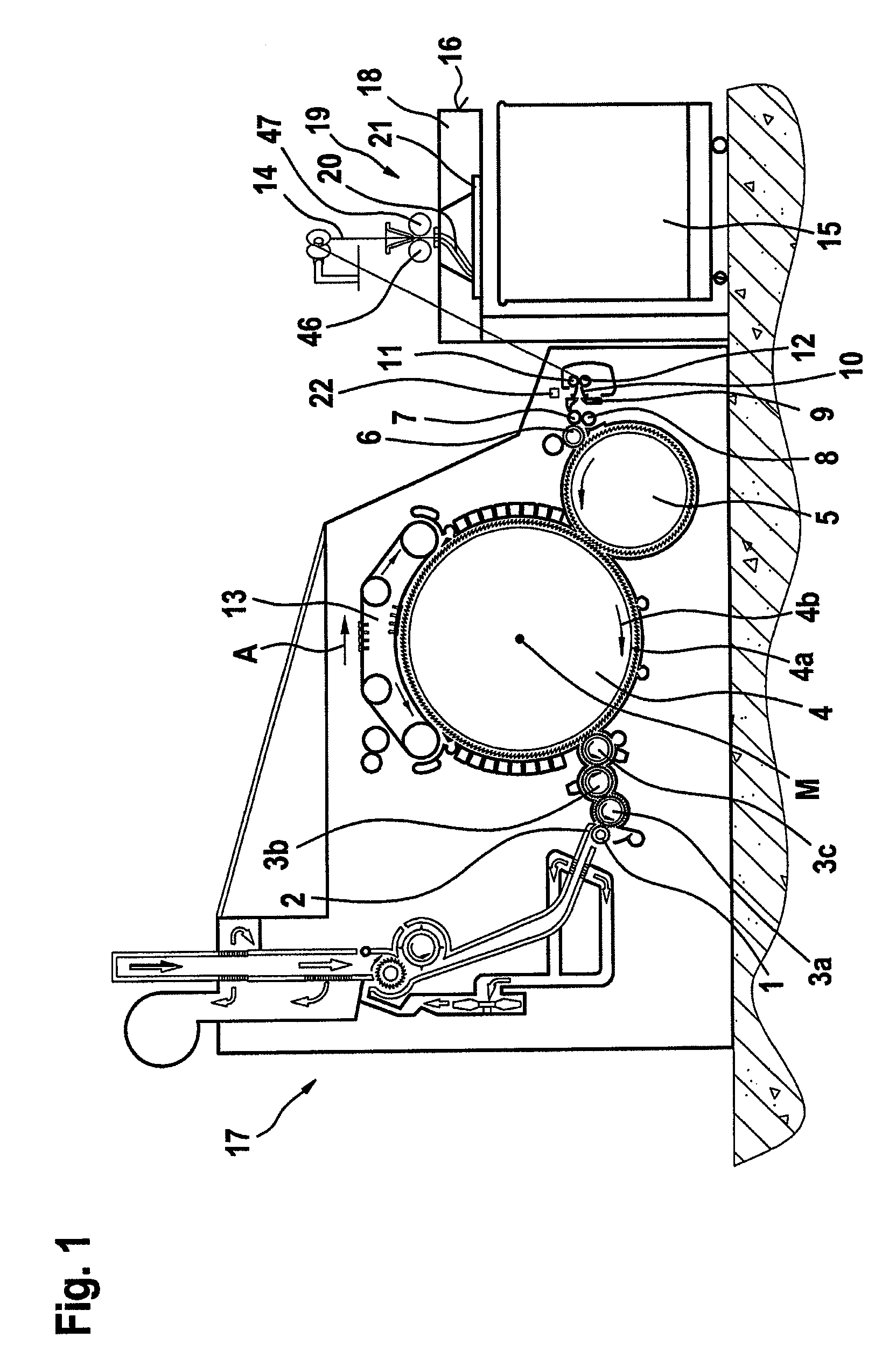 Apparatus on a spinning preparation machine for ascertaining the mass and/or fluctuations in the mass of a fibre material