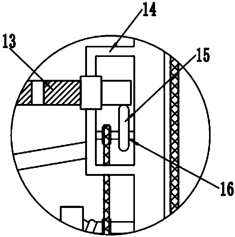 Wood crushing device for papermaking