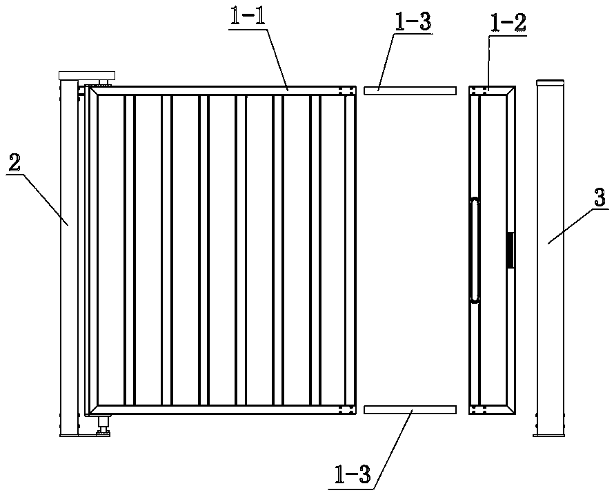 Small gate with adjustable width