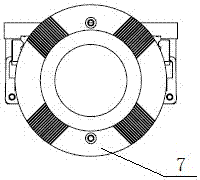 A floating friction holding mechanism for the flange of the main reducer assembly