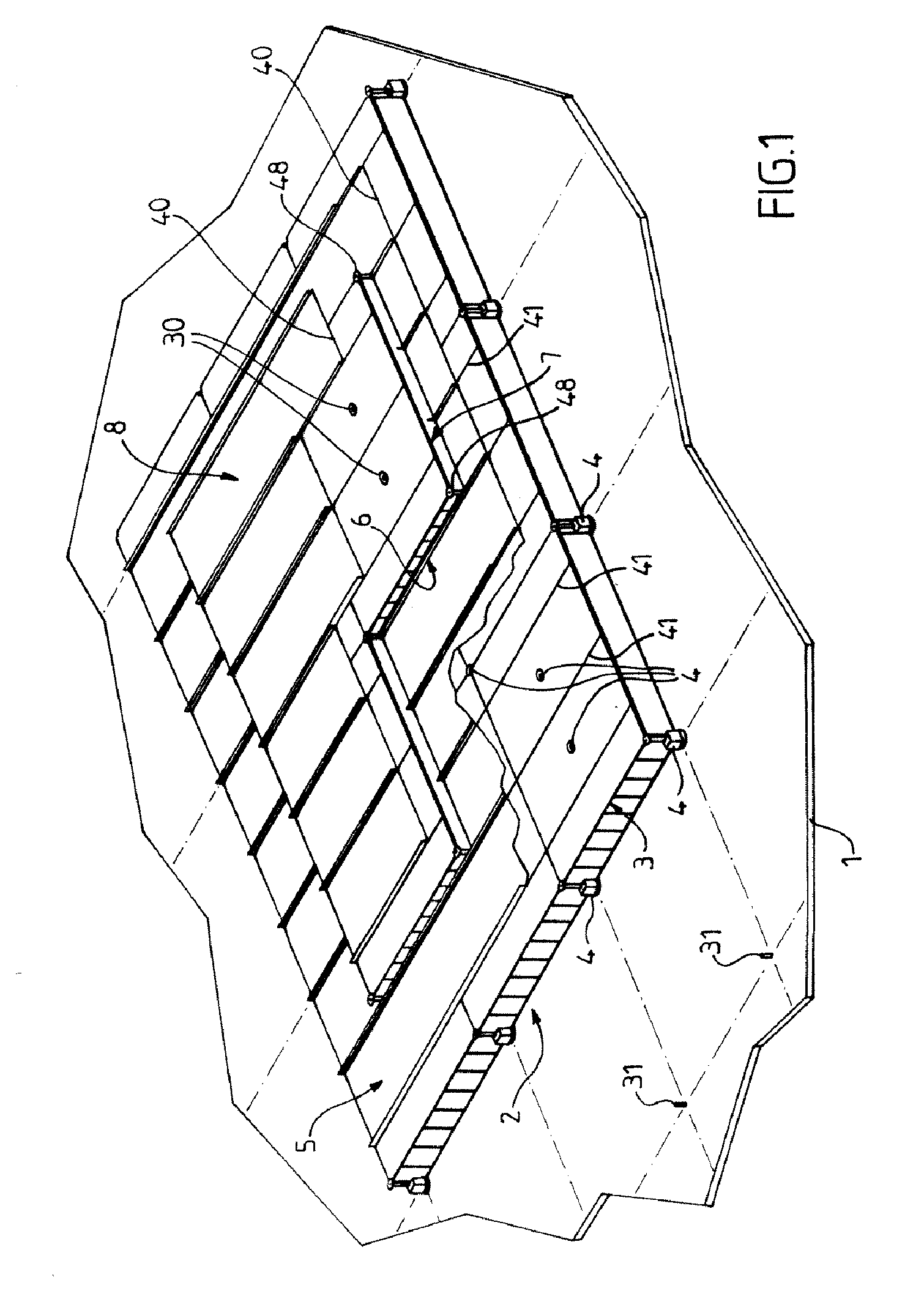 Sealed, thermally insulated tank with compression-resistant non-conducting elements