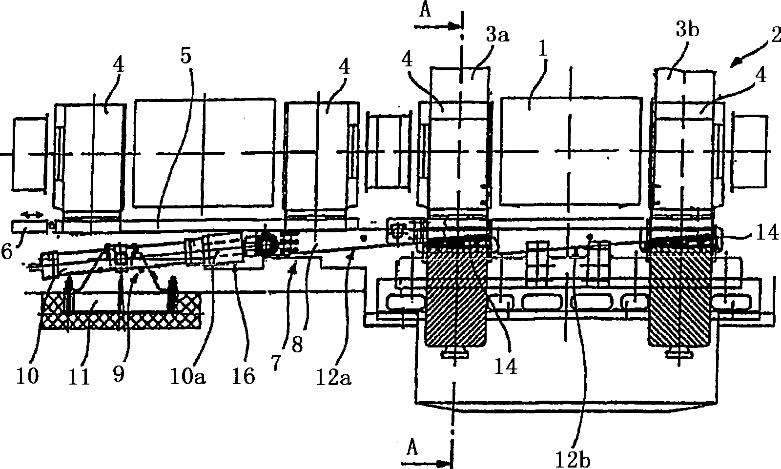 Roll changing device with wedge adjusting device