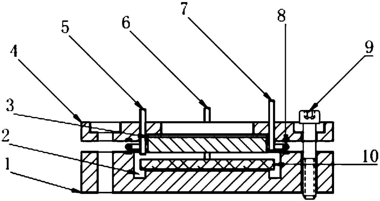 Thin-electrolyte-layer electrochemical reaction tank suitable for in-situ infrared detection