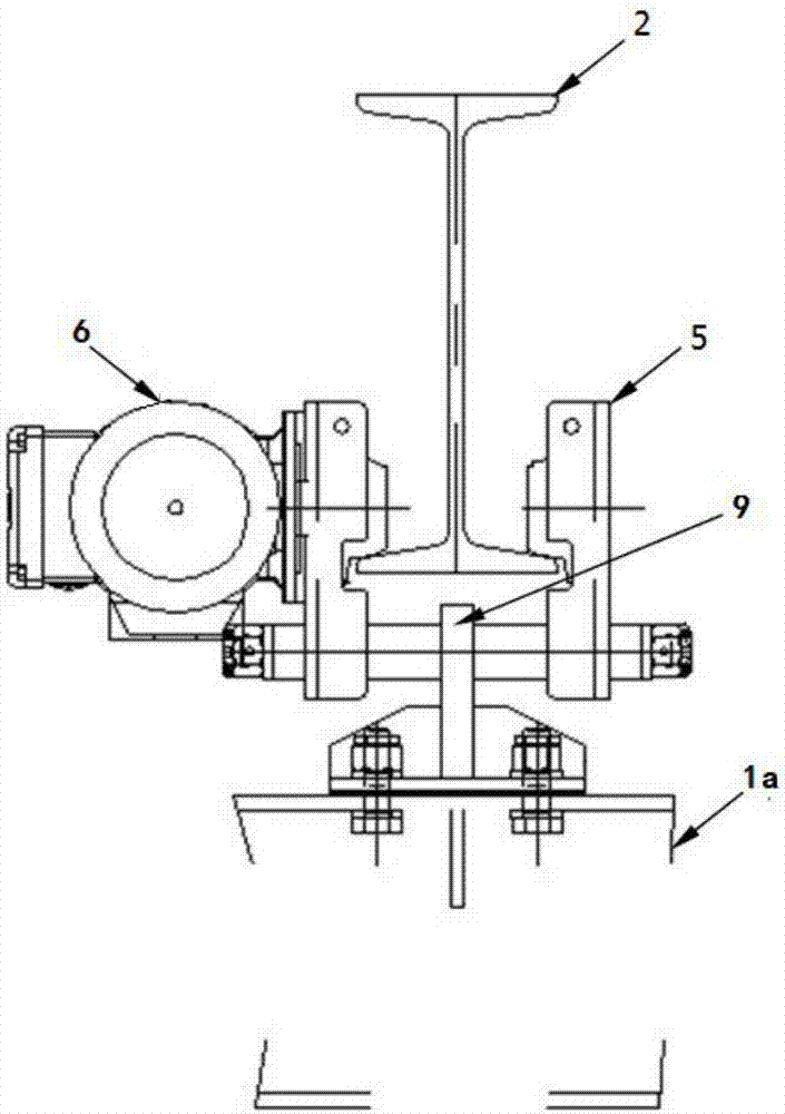 Cantilever single-beam suspension, lifting and operation device capable of passing through curved rail belt