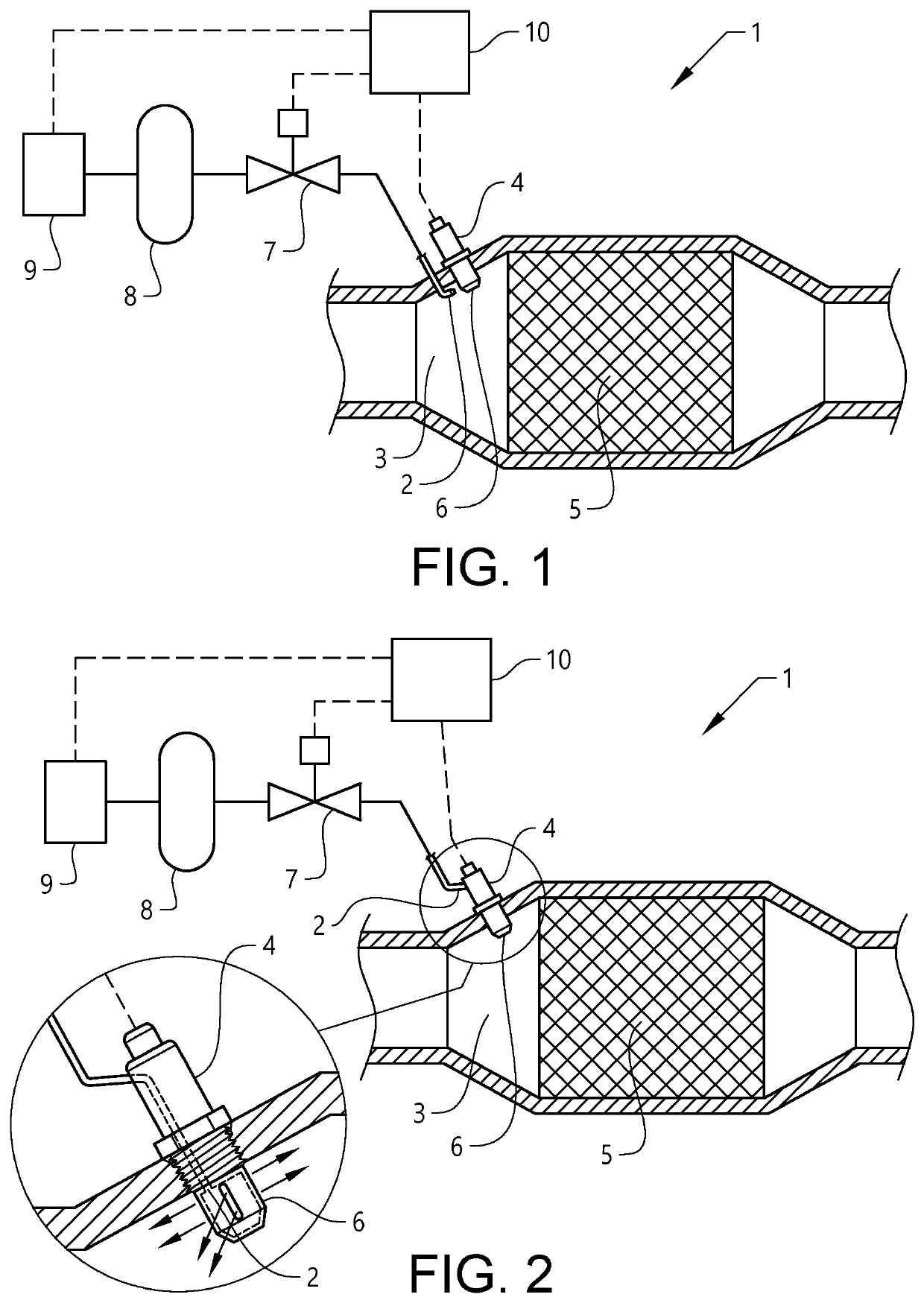 Device and method for cleaning a sensor in an exhaust system