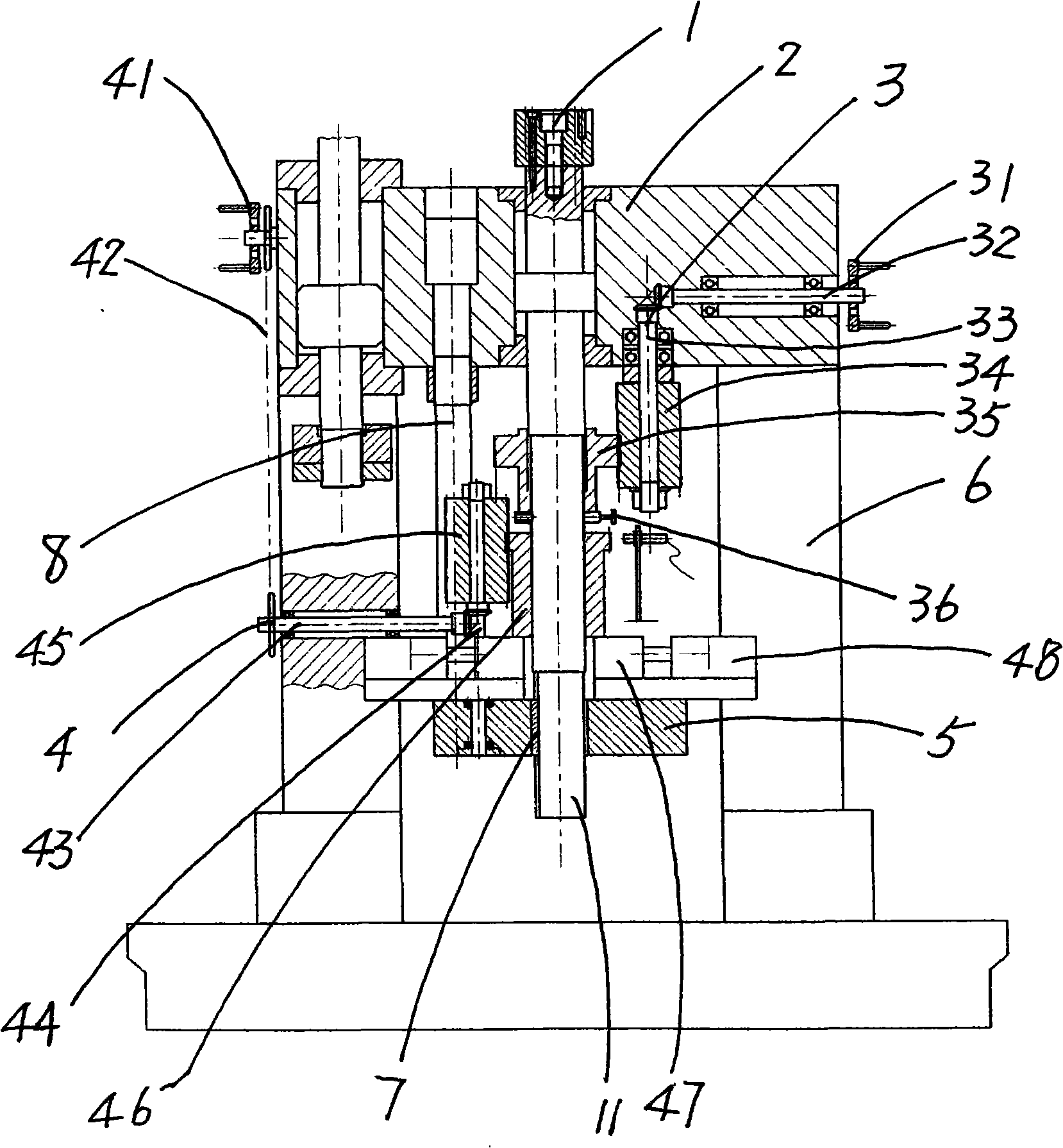 Mold base device for pressing component with stepped mandrel