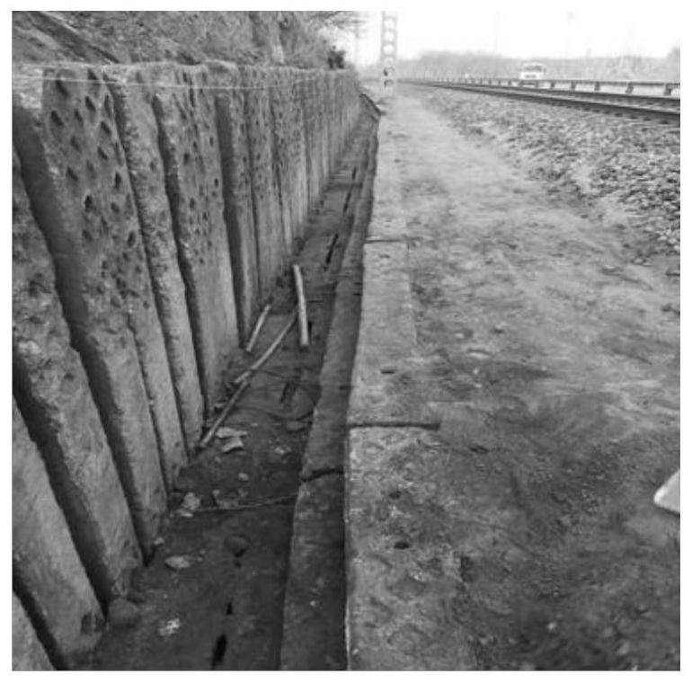 A retaining wall using waste concrete sleepers and its construction method