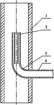 Flow adjusting type water filling structure for reaction effluent pipeline
