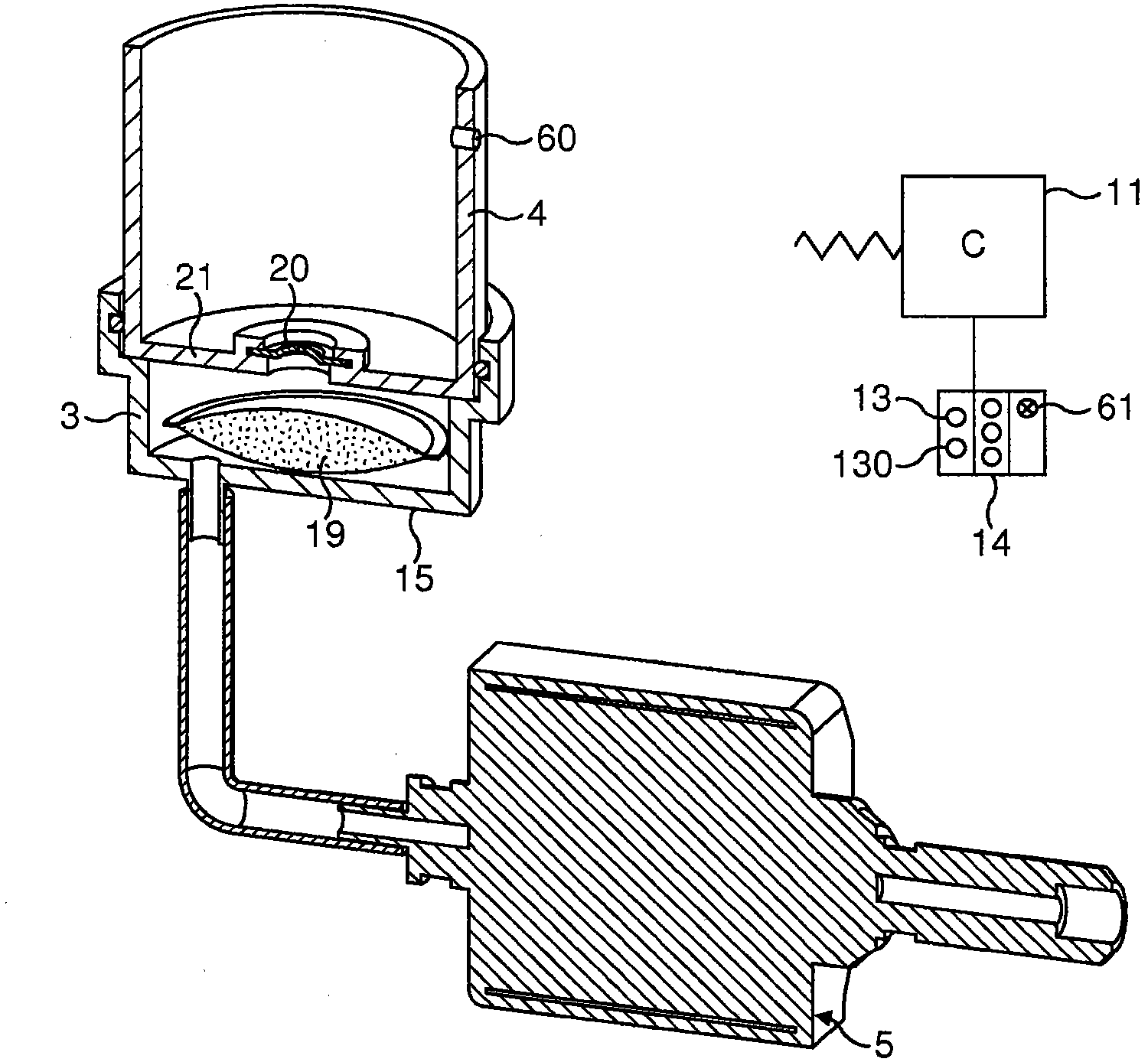 Beverage preparation device with in-line scale removal system and descaling method using such system
