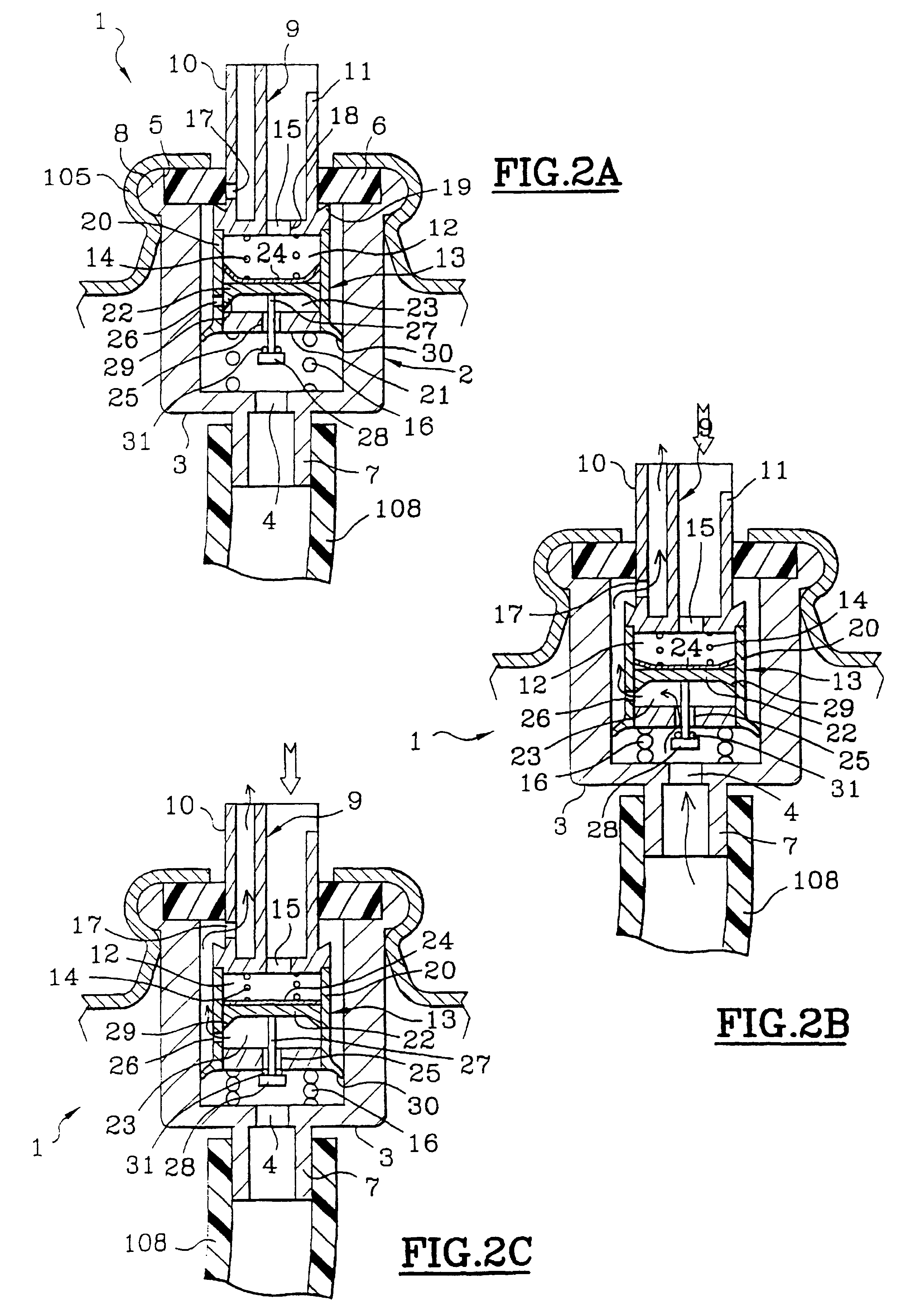Valve with outlet flow rate regulation, and container equipped with such a valve