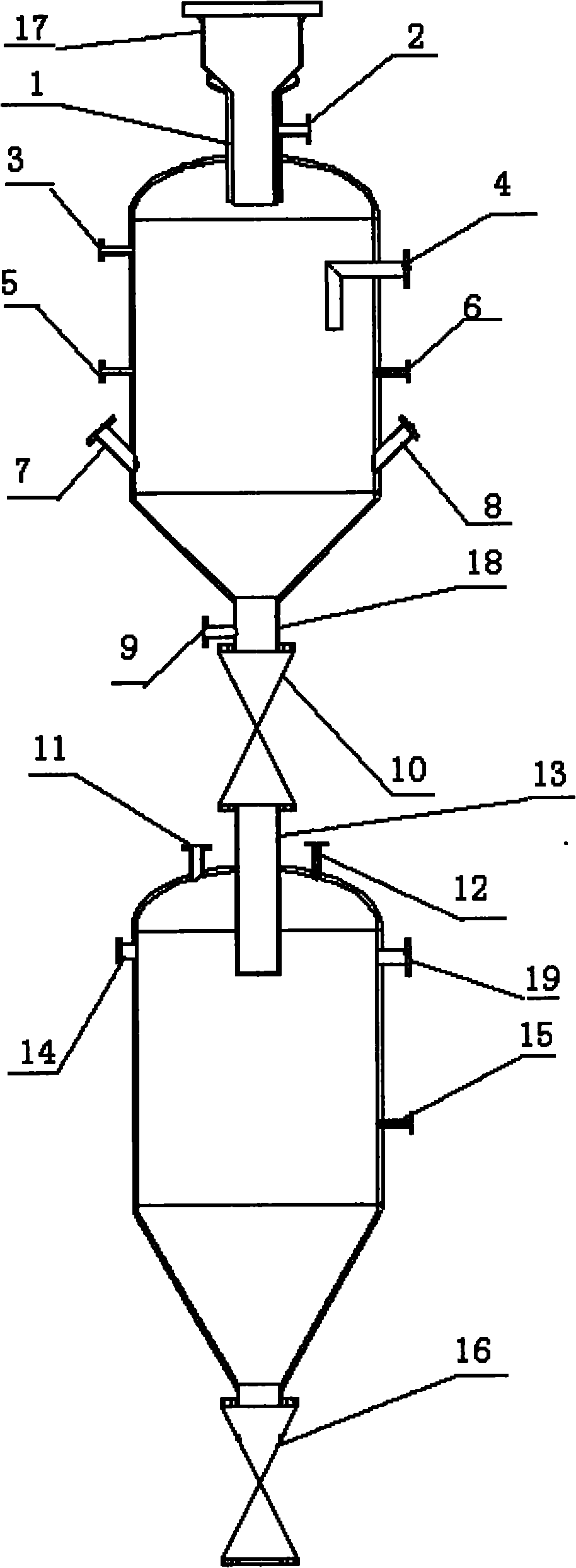 Pressurized-gasification solid-state wet-type deslagging device for carbonaceous organic material and method