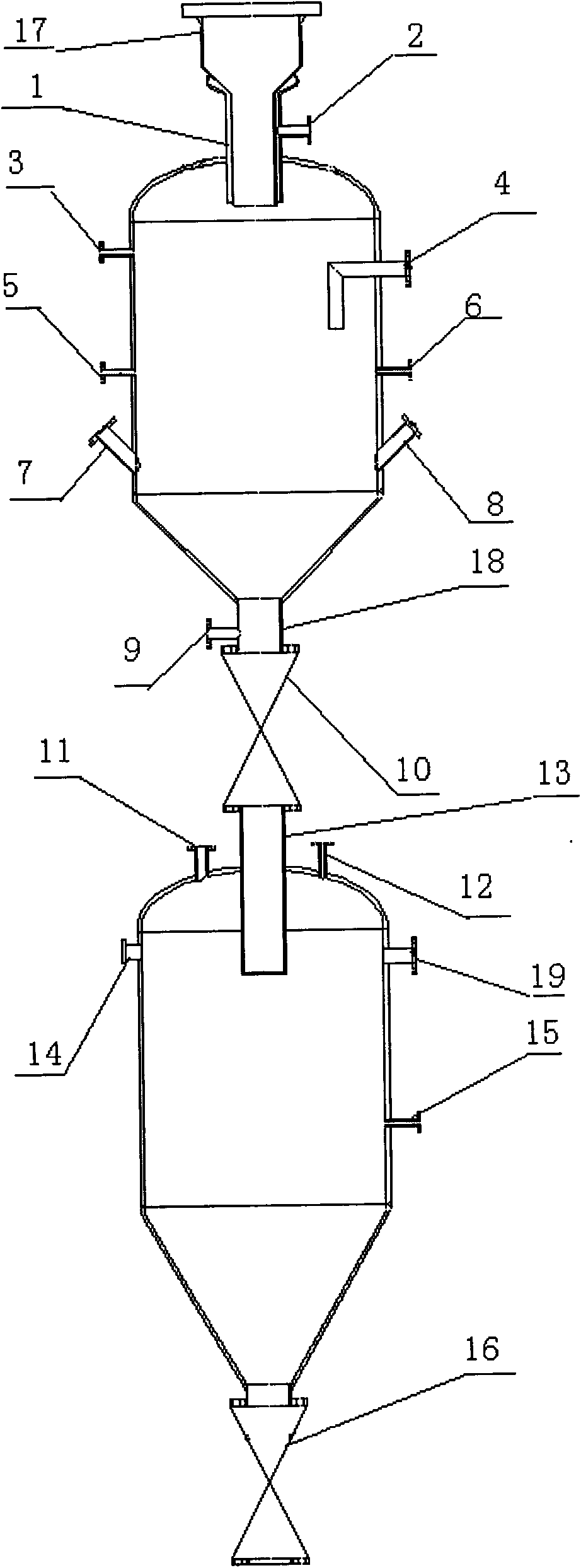 Pressurized-gasification solid-state wet-type deslagging device for carbonaceous organic material and method