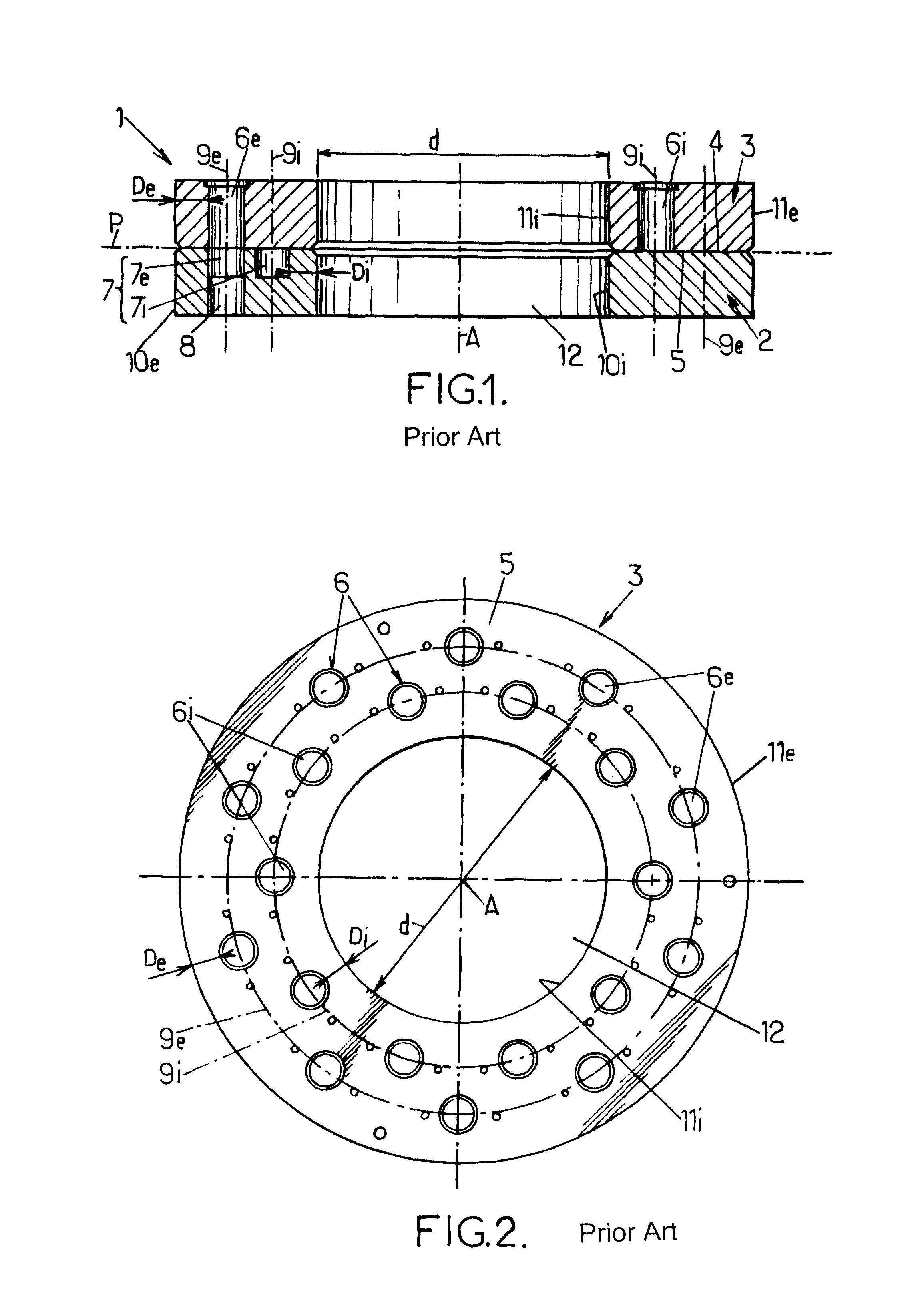 Rotating pressure distributor and carousel-type machine for treating hollow bodies which is equipped therewith