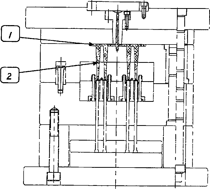 Injection moulding method using cold-hot flow passage