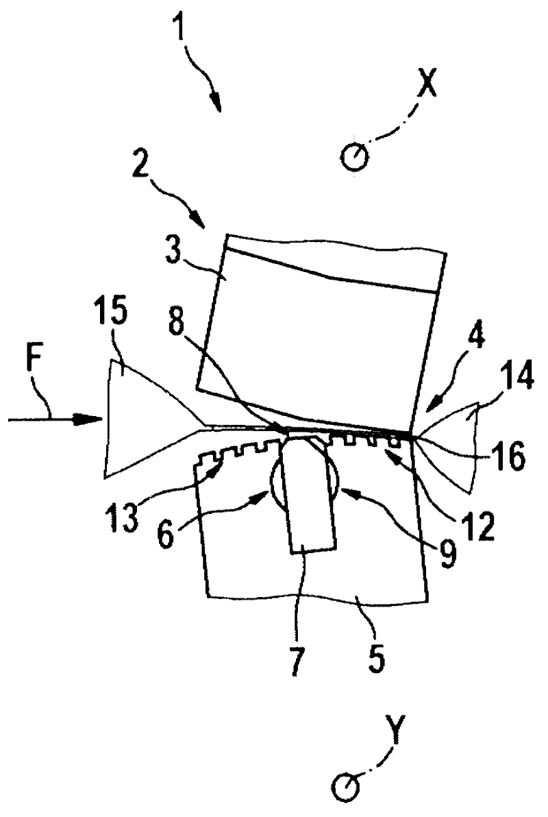 Device and method for welding and separating packaging materials for a package
