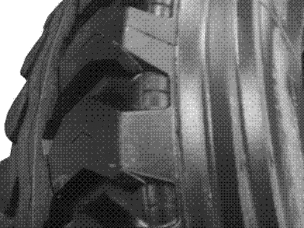 Novel tire having tire shoulder side ditches internally inlaid with T-shaped strip patterns