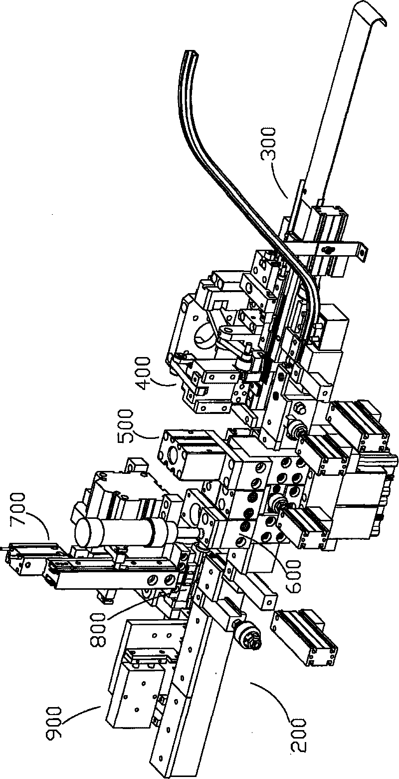 Automatic assembling machine of accurate connector