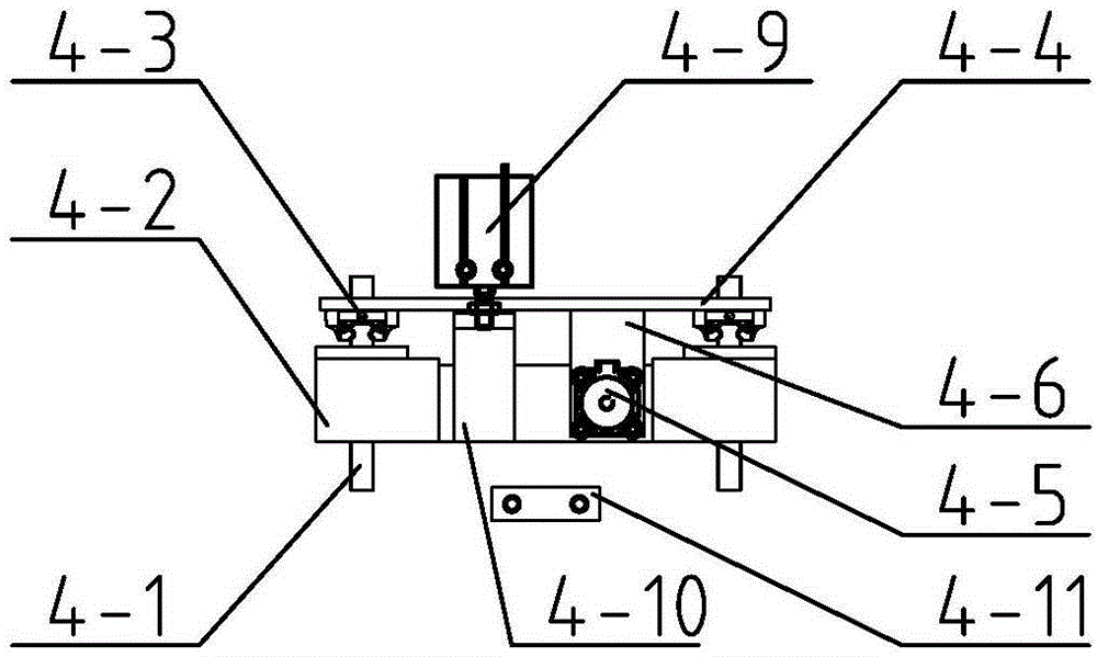 Automatic tray arranging machine and work method thereof