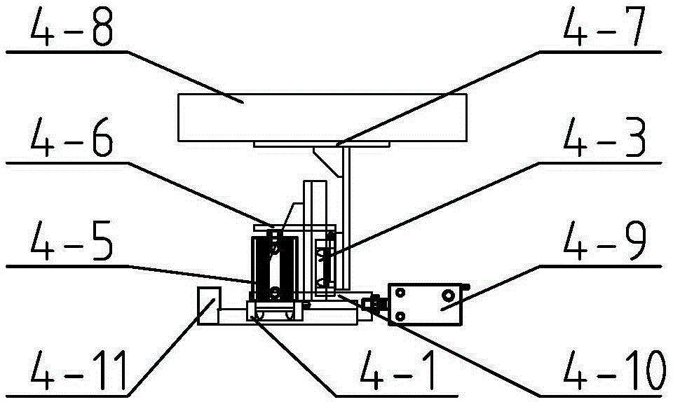 Automatic tray arranging machine and work method thereof