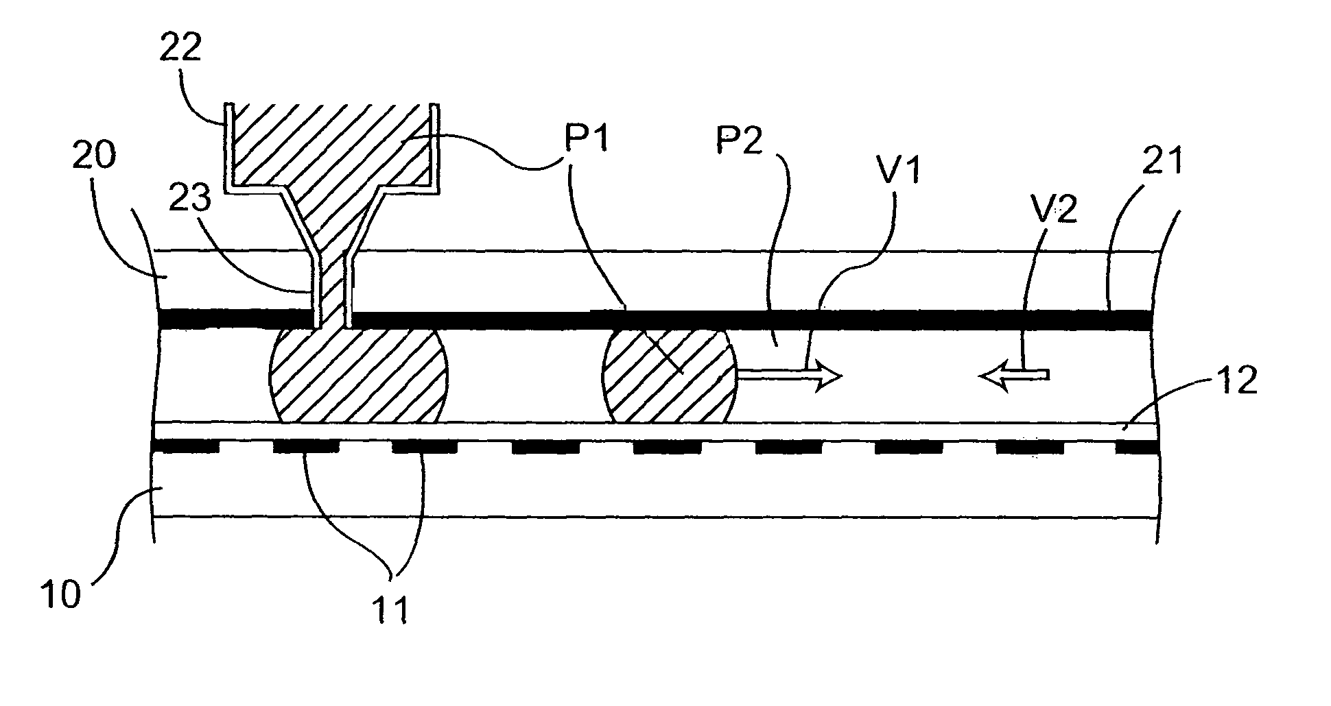 Microfluidic method and device for transferring mass between two immiscible phases