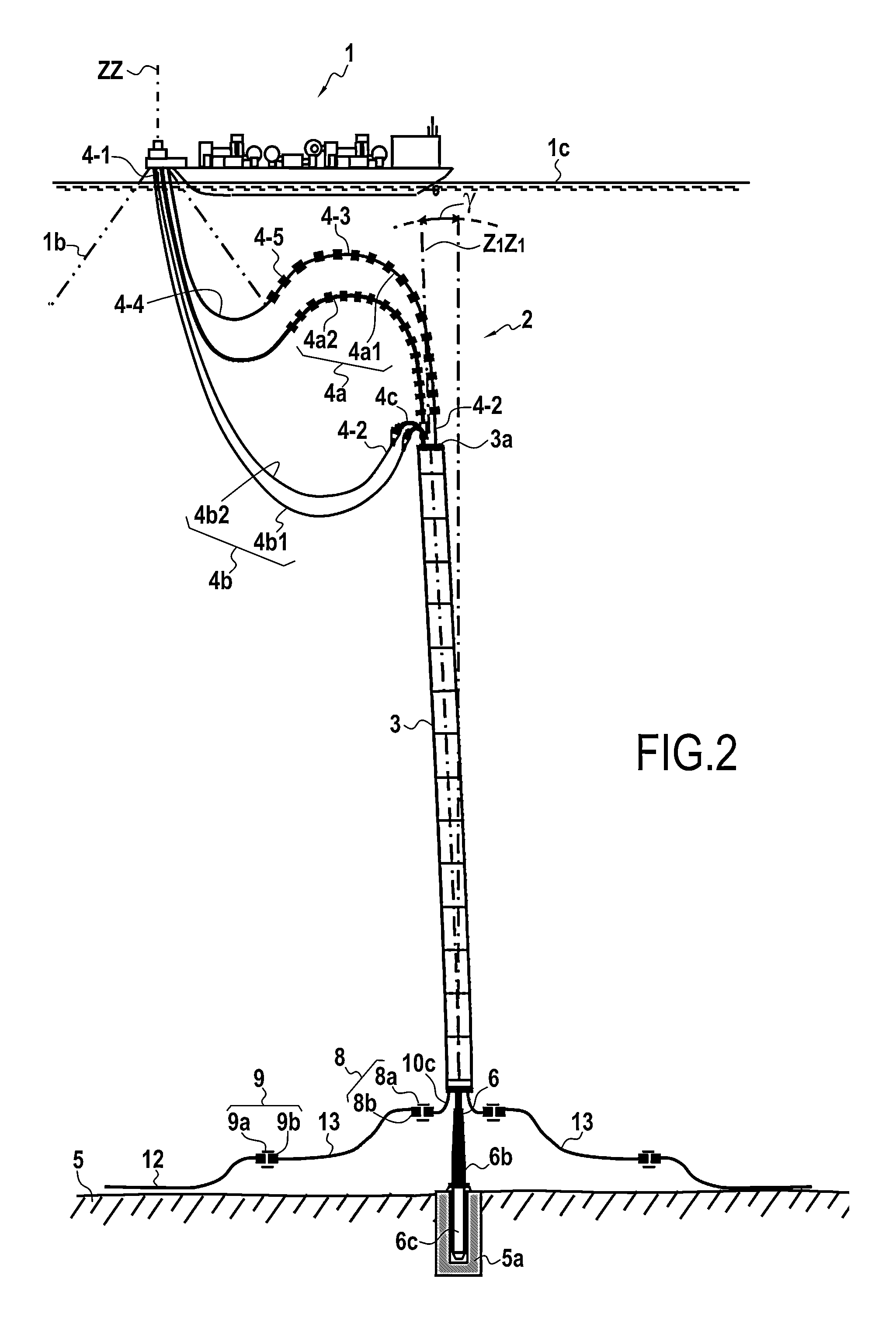 Installation comprising seabed-to-surface connections of the multi-riser hybrid tower type, including positive-buoyancy flexible pipes