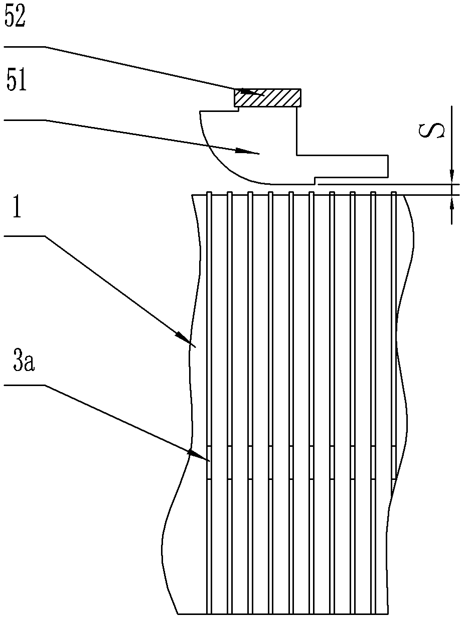 Wool yarn looping auxiliary device of circular knitting loom and wool top knitting loom provided with the wool yarn looping auxiliary device