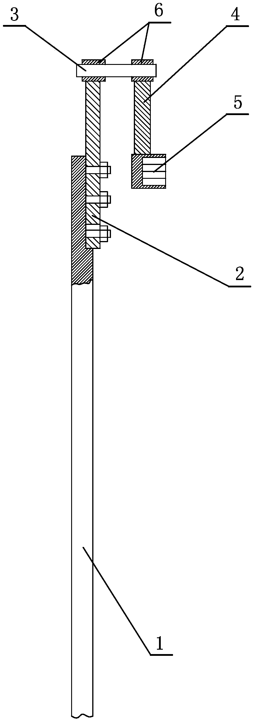 Strain-resistant tower drainage plate bolt tightener