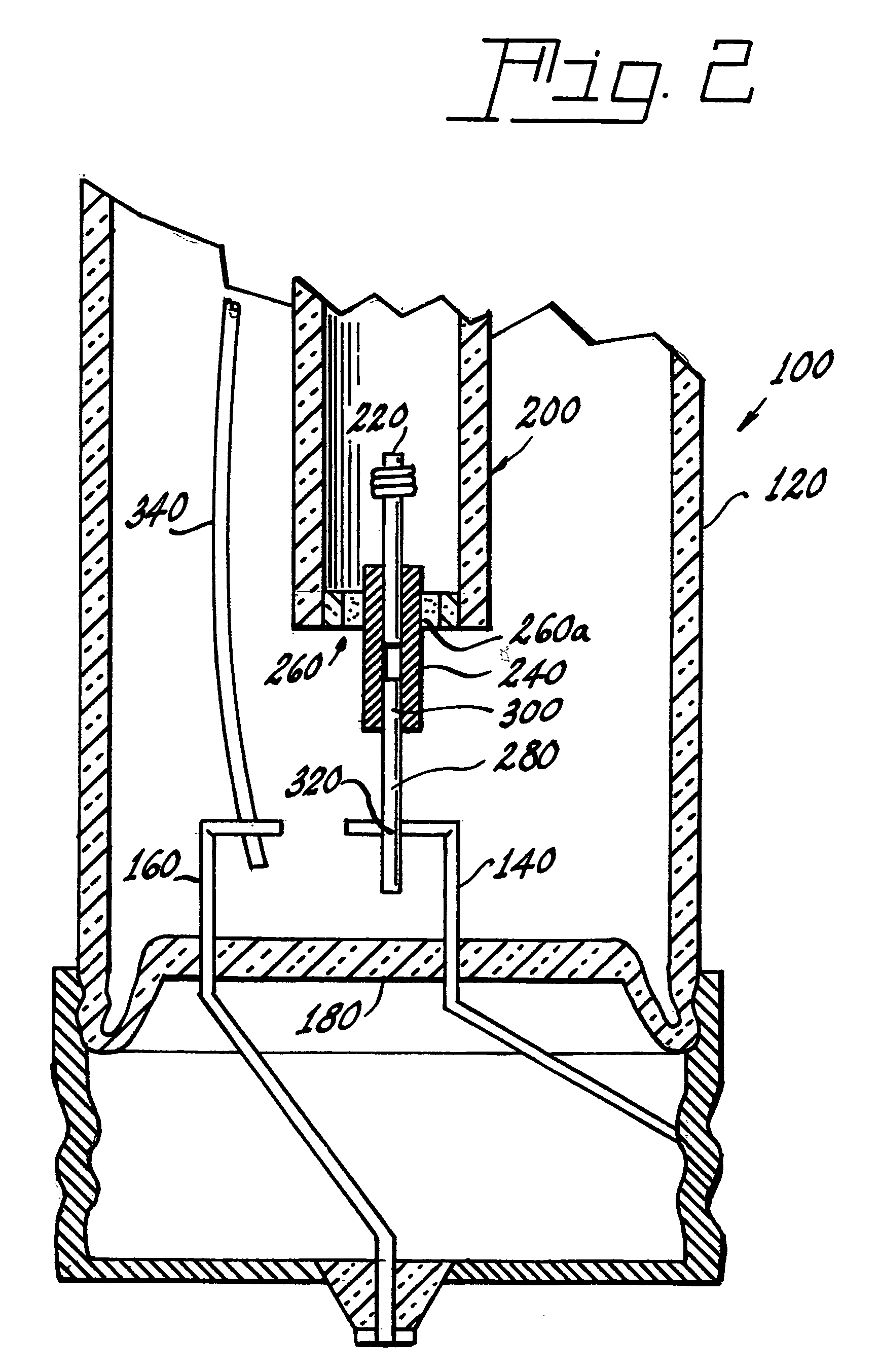 Discharge lamp exhibiting reduced thermal stress and method of making such a lamp