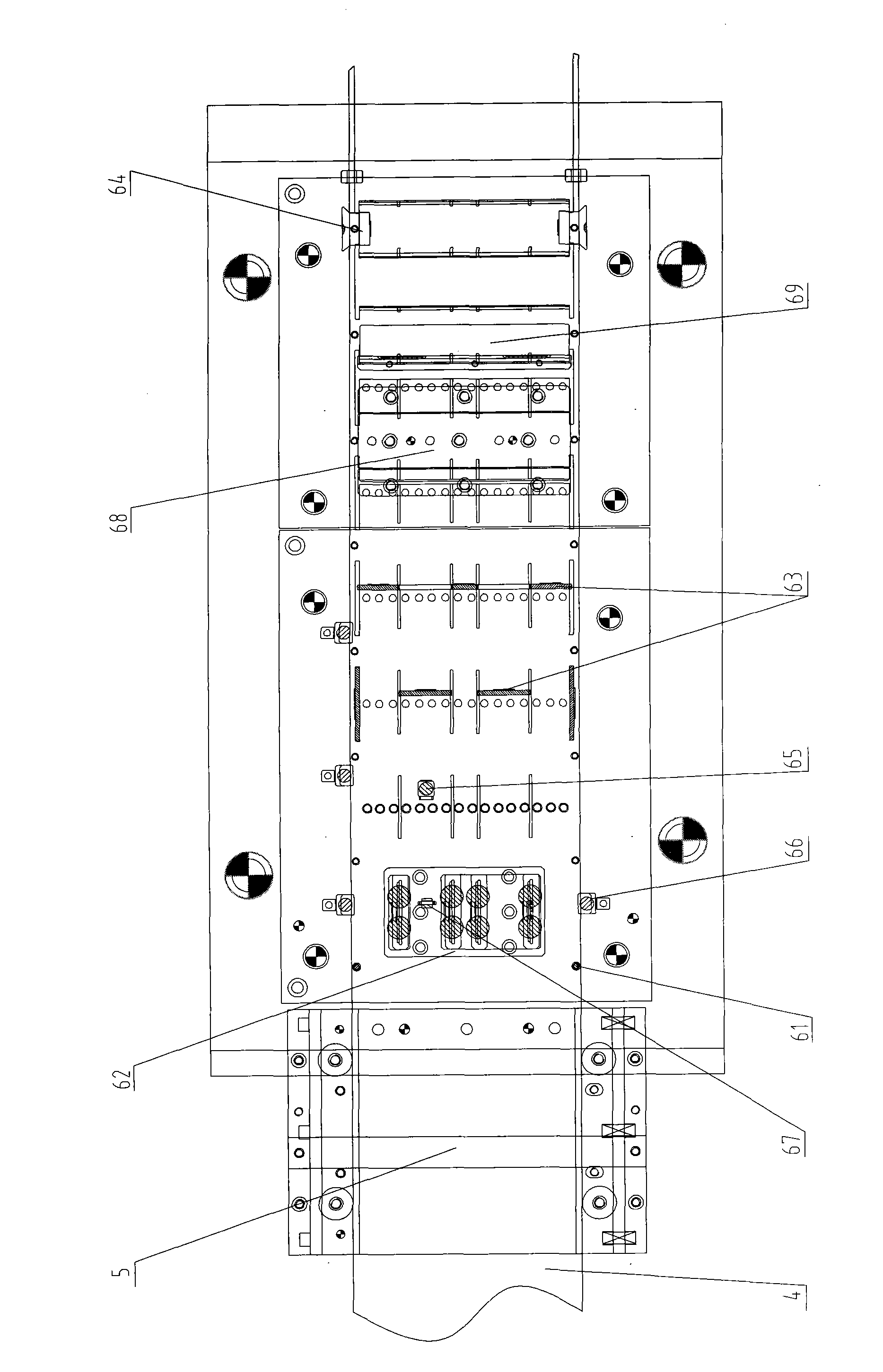 Continuous die for producing connecting pieces of air conditioner and method for continuously producing connecting pieces of air conditioner