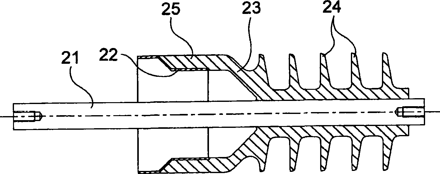Device for controlling a high electrical field in an insulating synthetic material
