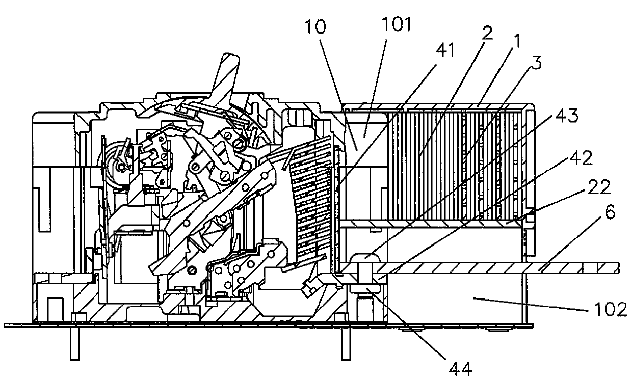 Arc isolation cover of circuit breaker