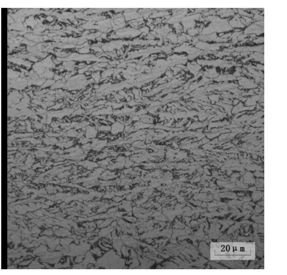 Low-alloy low-yield-ratio steel for oceaneering structure and production method thereof