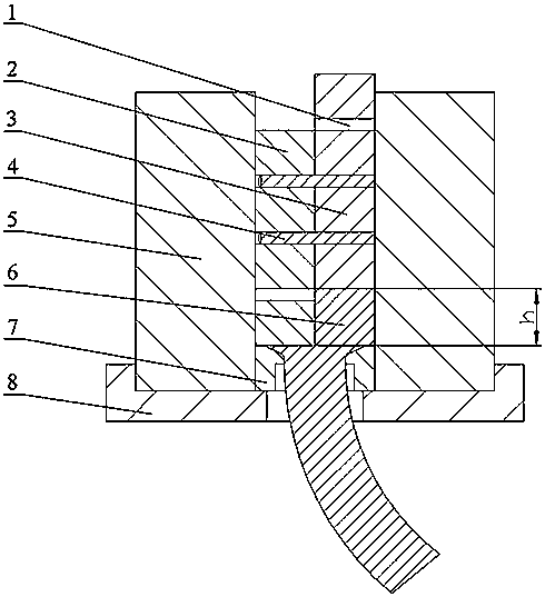 Staggered-distance extrusion forming device and method for bending component