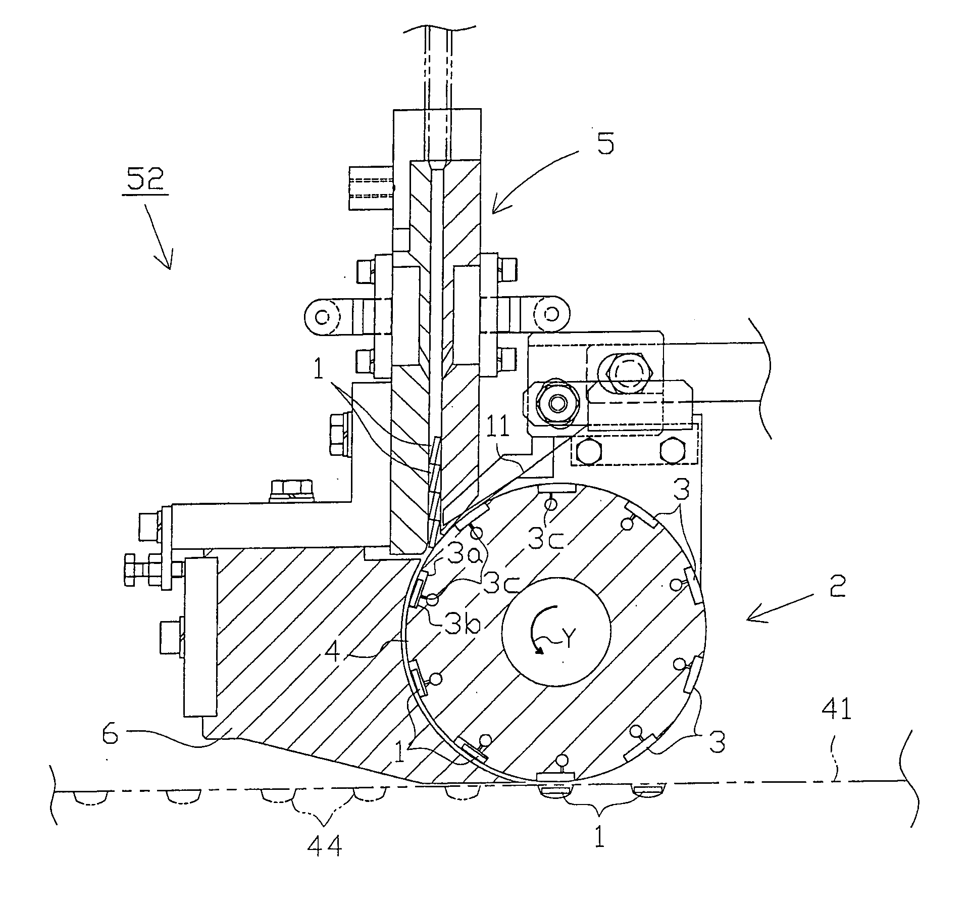 Tablet filling device and PTP packaging machine