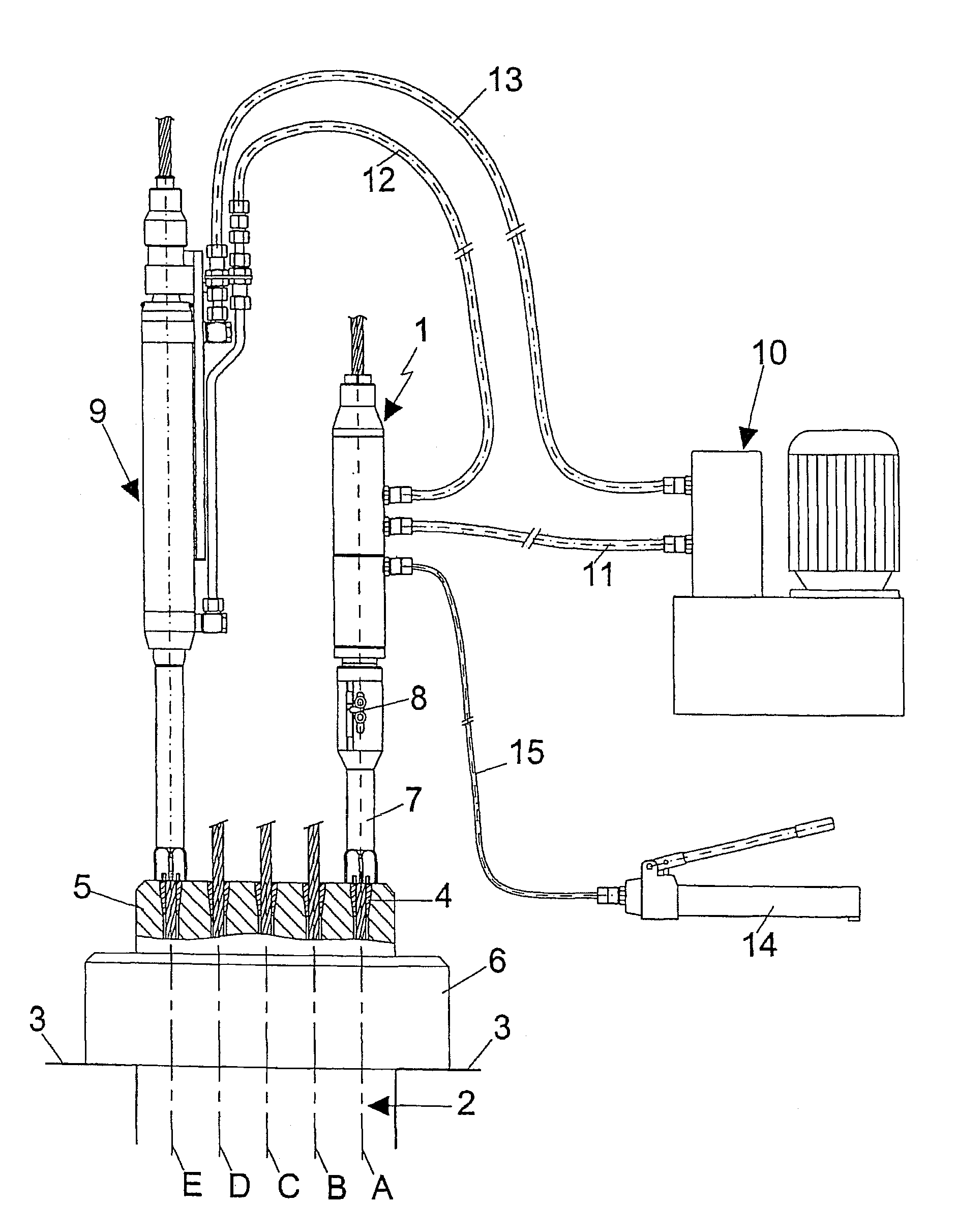 Device and method for controlling a prestressing jack when tensioning a tendon