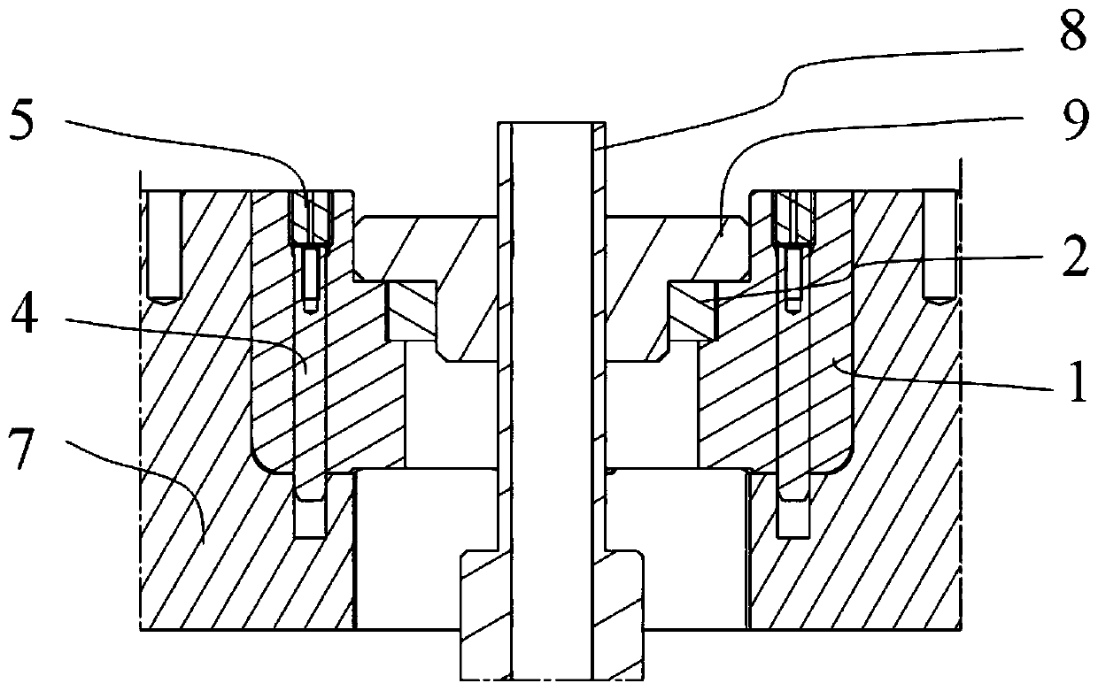 Inner injection type superconducting cyclotron central area split and layered type magnet plug block structure