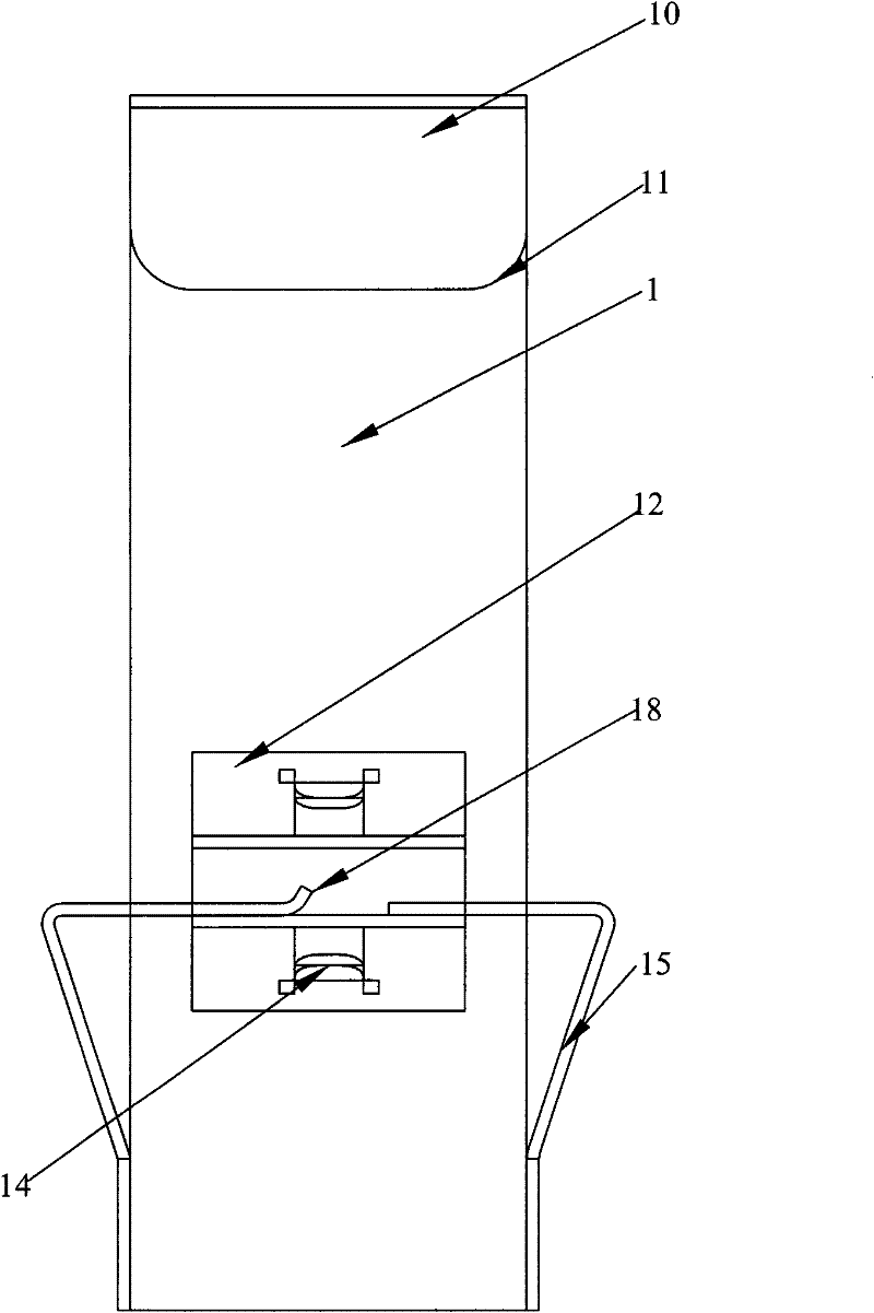 Connecting buckle element between box plates of circulating package box