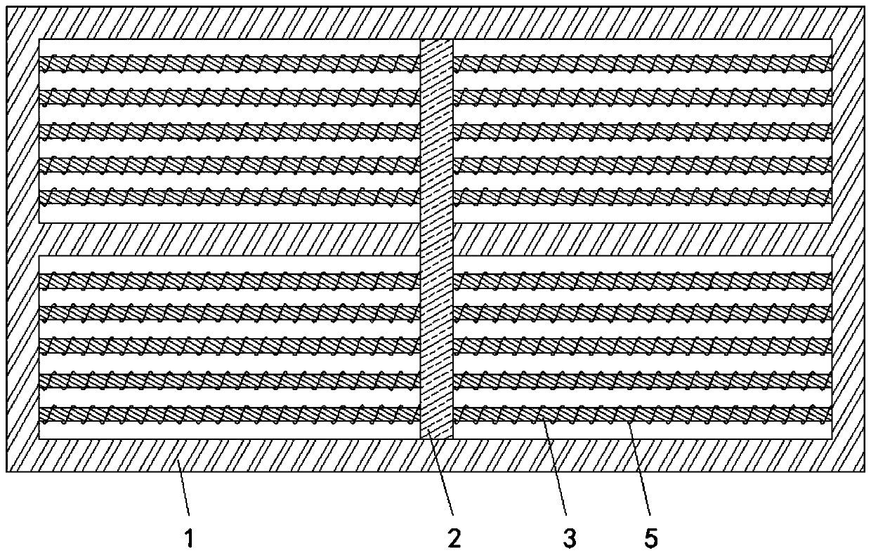 Electric rod sieve plate capable of being automatically cleared by utilizing speed difference and used for sticky wet coal