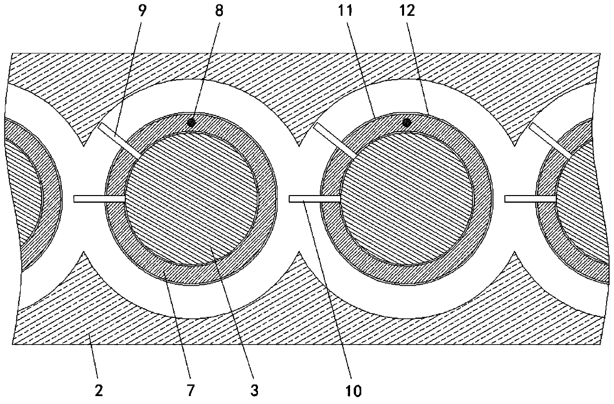 Electric rod sieve plate capable of being automatically cleared by utilizing speed difference and used for sticky wet coal