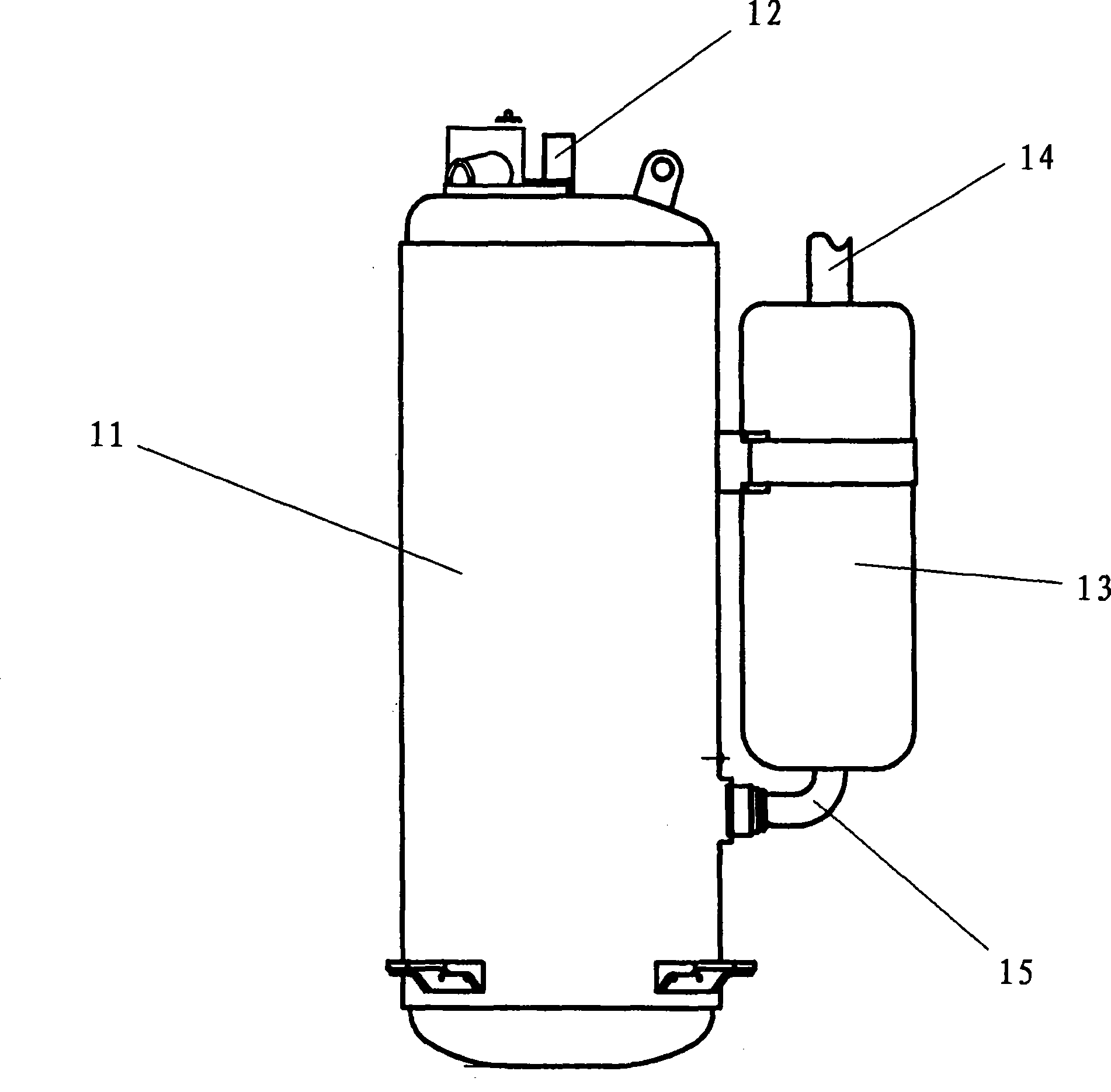 Compact structure of liquid reservoir and oil separator of compressor
