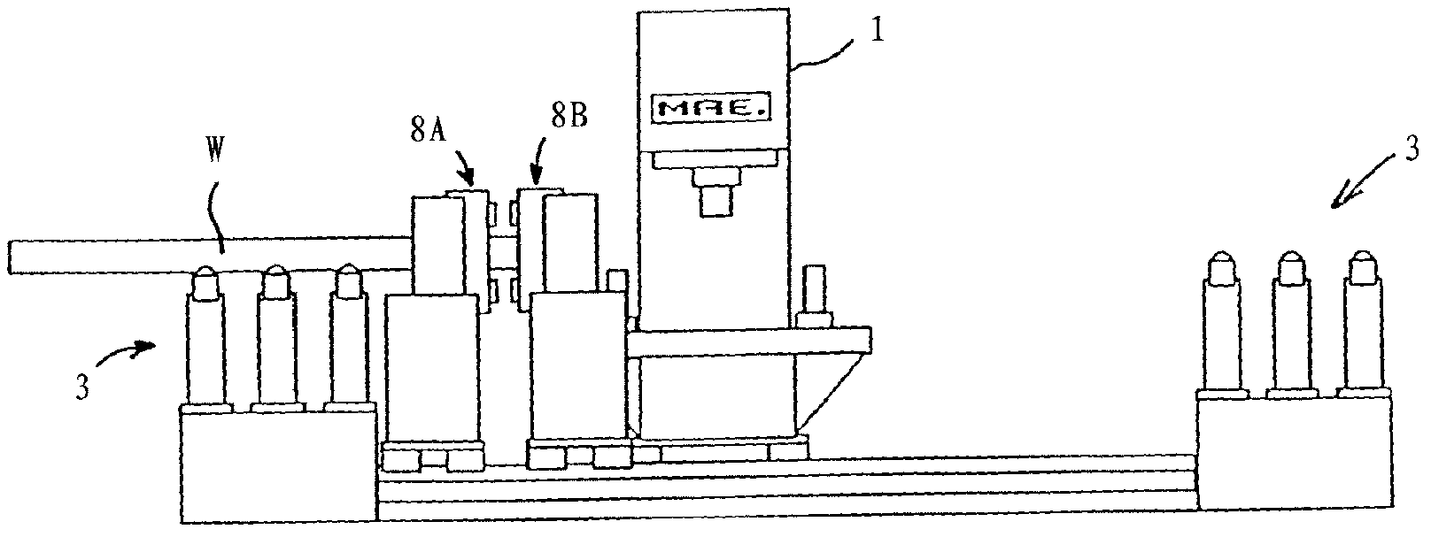 Bending-straightening machine for a long workpiece, device for feeding in and removing said workpiece and method for bend-traightening long workpieces