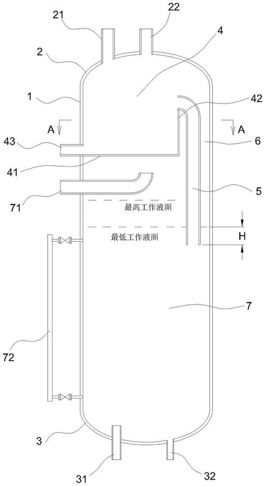 Vertical liquid reservoir and refrigerating system with liquid reservoir