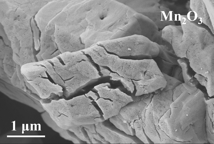 Preparation method for coating oxide powder with amorphous phosphate thin layer by soaking in mixed acid liquor