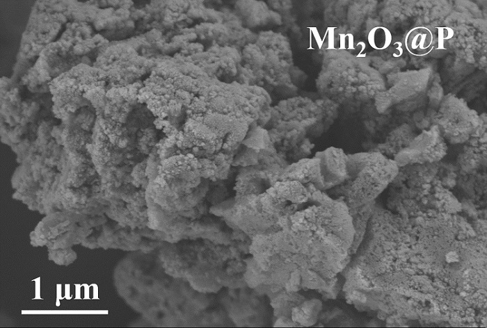 Preparation method for coating oxide powder with amorphous phosphate thin layer by soaking in mixed acid liquor